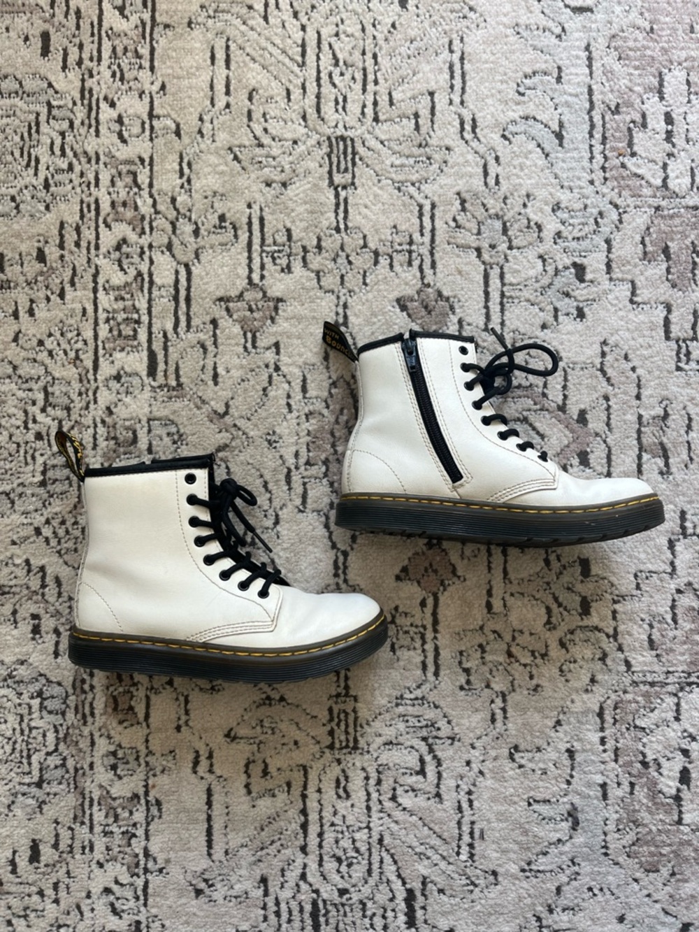 Dr. Doc Martens Zavala J Youth White Leather Lace Up Boots Size 2